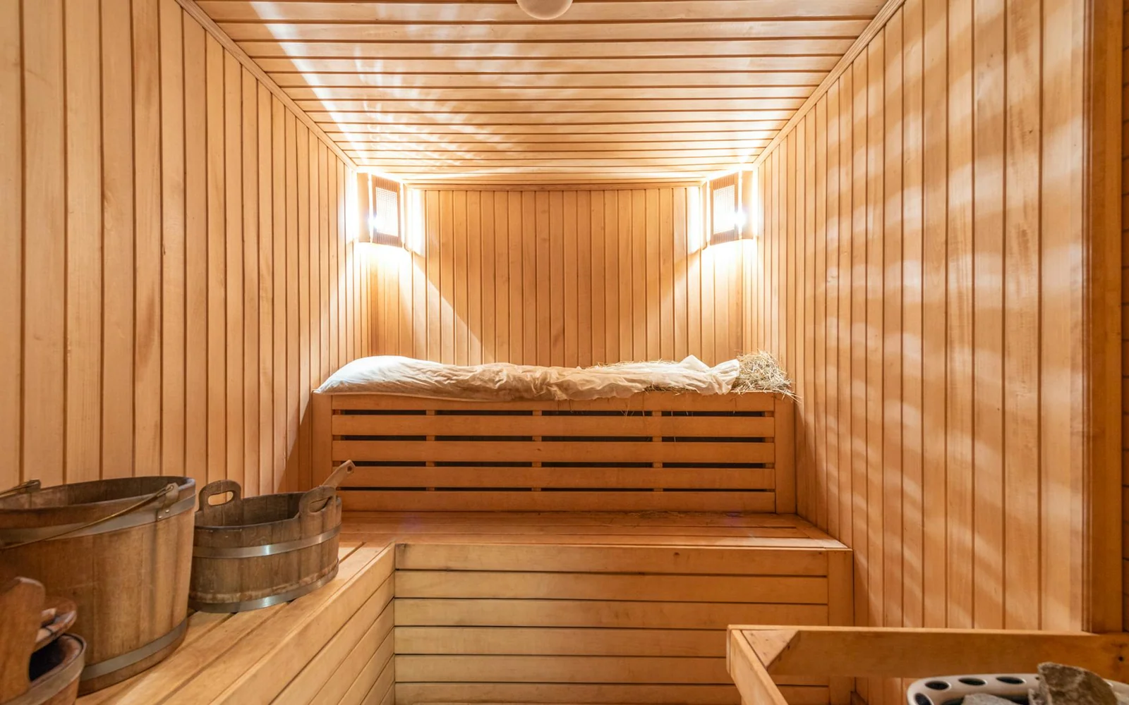 Cold Plunge vs Sauna: What the Recovery Research Actually Recommends